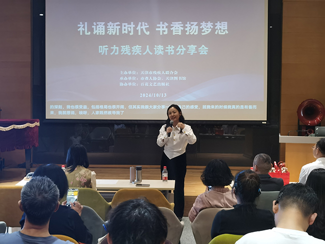 图为评委点评